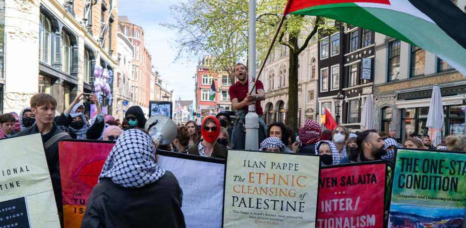 Tientallen betogers steunen de demonstranten die zich in het Maagdenhuis bevinden.