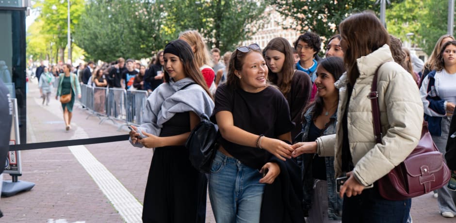 Studenten maakten kennis bij de registratie van de Intreeweek op de Roeterseilandcampus.
