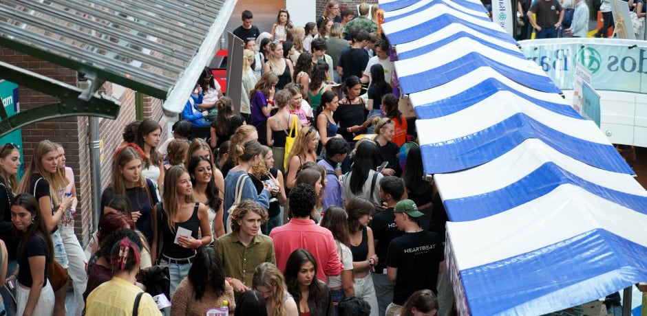 In de nieuwe Universiteitsbibliotheek krioelde het van de kraampjes, die samen &eacute;&eacute;n grote markt vormden tijdens de Student Fair.
