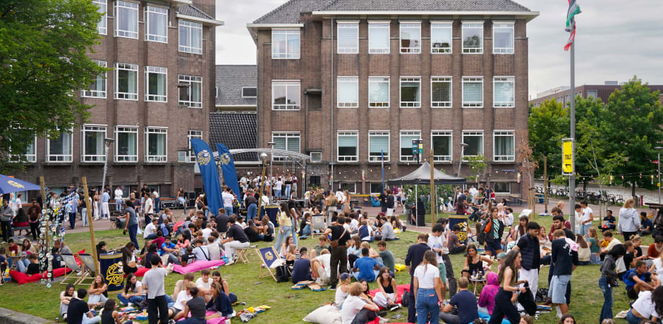 Dinsdagmiddag keerden de studenten terug van de Universiteitsbibliotheek naar de Roeterseilandcampus, beter bekend als Back to the Roets. Daar zorgden BigBand PeeWee&rsquo;s Problem en dj Yanna voor de muziek.