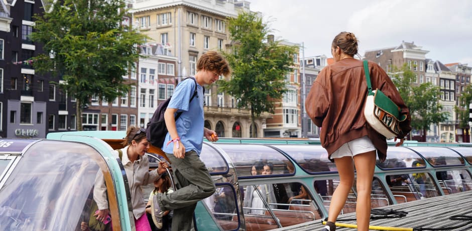 Onderdeel van het programma was ook een rondvaart. De boten meerden aan bij Rederij Kooij tegenover het Allard Pierson Museum.