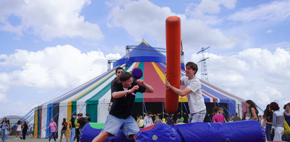 Tijdens Coastal Carnaval daagden studenten elkaar uit bij verschillende Wipe-out-spellen.