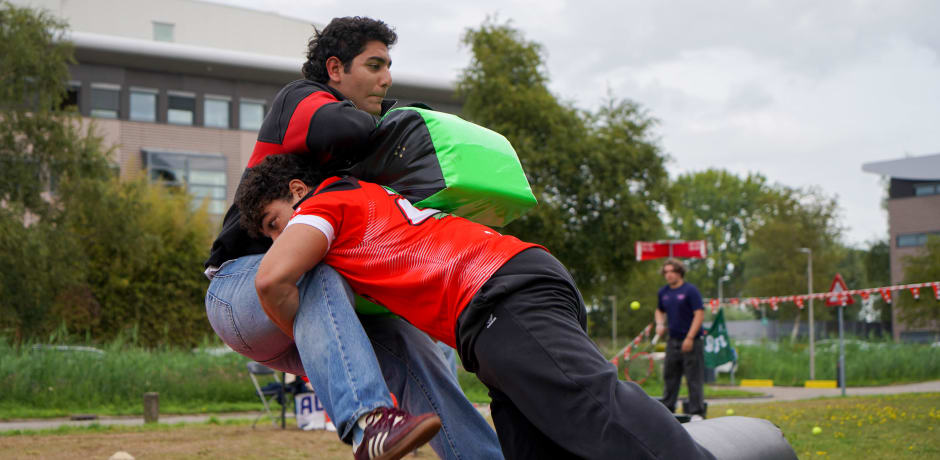 Van een wedstrijdje frisbee tot een rugbytackel-demonstratie: ondanks het wisselvallige weer tijdens de Intreegames bij USC op Science Park gingen veel studenten het veld op bij de verschillende sportverenigingen. 