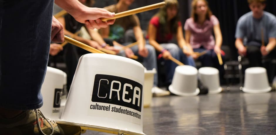 In cultuurcentrum voor Amsterdamse studenten CREA volgden studenten allerlei workshops, waaronder bucket drumming.