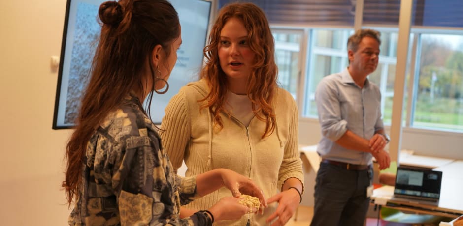 Janine Kers (middle) explains dough kneading to Loïs Hana (left), and Daniël Bonn (right)