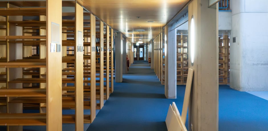 De lege bibliotheek in het P. C. Hoofthuis