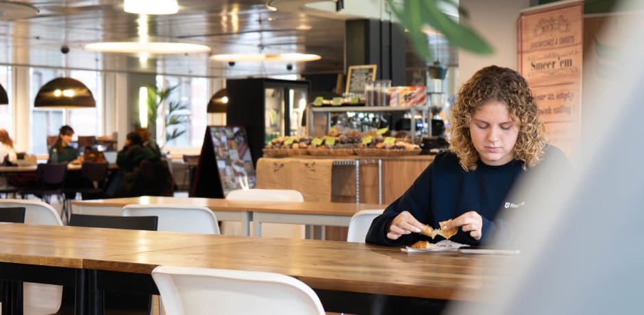 De rustige kantine op de derde etage.