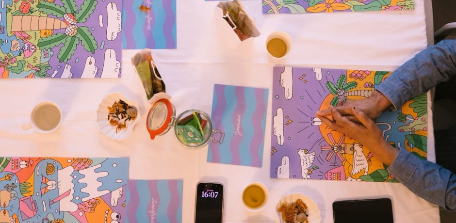 De gesprekskaarten van Molukse kunstenaar Lars Bogaers om de gesprekken in de focusgroepen op gang te brengen.