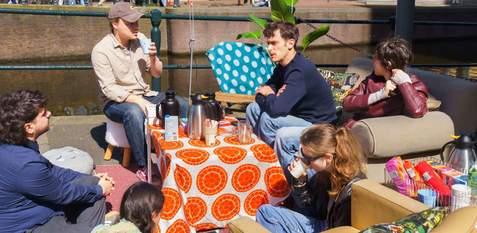 Voor de gelegenheid werd er door studenten een woonkamer opgetuigd op de kruising met de Nieuwe Achtergracht, ontworpen als plek om verbinding te bevorderen.