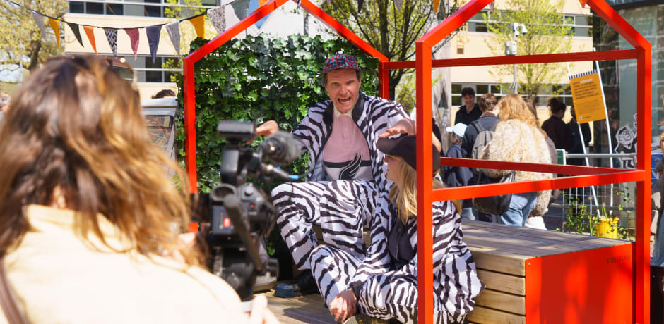 Een ander experiment in de Roetersstraat: een rijdend terras, hier in stilstaande toestand op een parkeerplek.