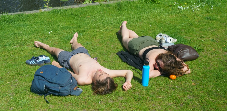 The sun is out! Deze studenten nemen het ervan. 