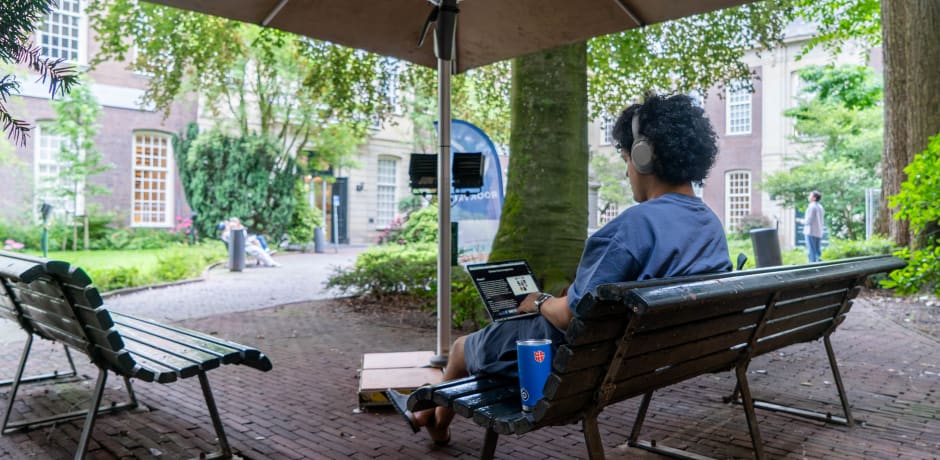 On the Oudemanhuispoort courtyard, finding an empty bench is easy.