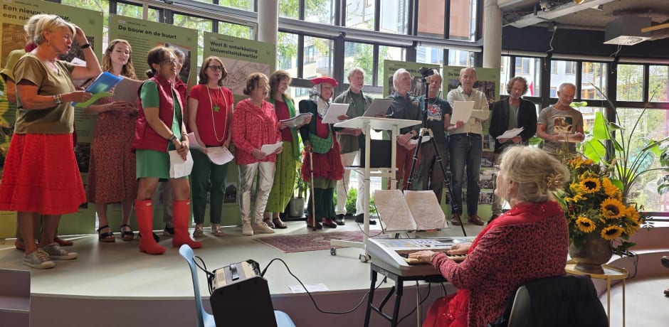 Buurtkoor &lsquo;de VolBeeGees&rsquo; zingt onder andere Zing, vecht, huil, bid, lach, werk en bewonder van Ramses Shaffy.