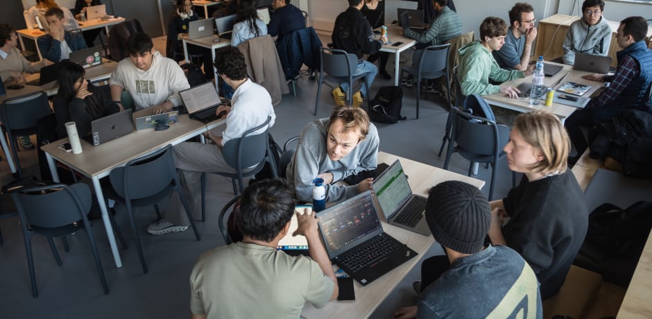 Jim Oldenhoven gaat in gesprek met een van de studententeams