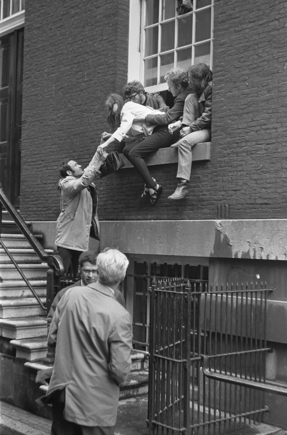Asva-voorzitter Johan Middendorp verlaat het Maagdenhuis deel 2