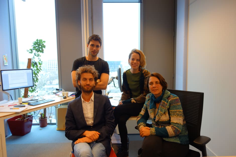 Vier sociale wetenschappers die hebben meegewerkt aan het boek. Achter v.l.n.r.: Jos Bartman, Meta de Lange. Voor v.l.n.r.: Kris Ruijgrok, Marlies Glasius