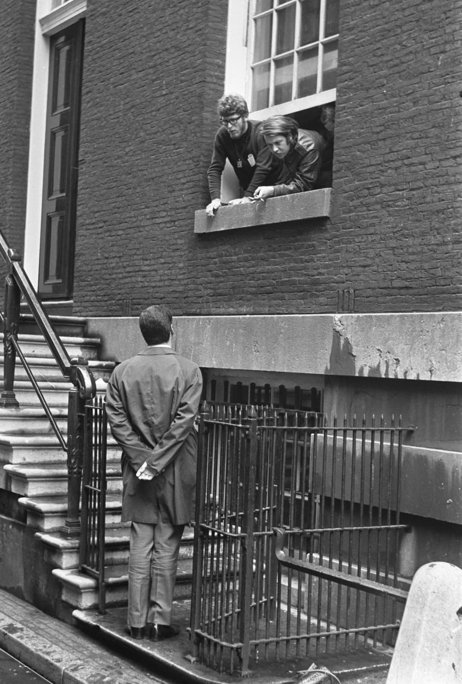 Asva-voorzitter Johan Middendorp verlaat het Maagdenhuis deel 1