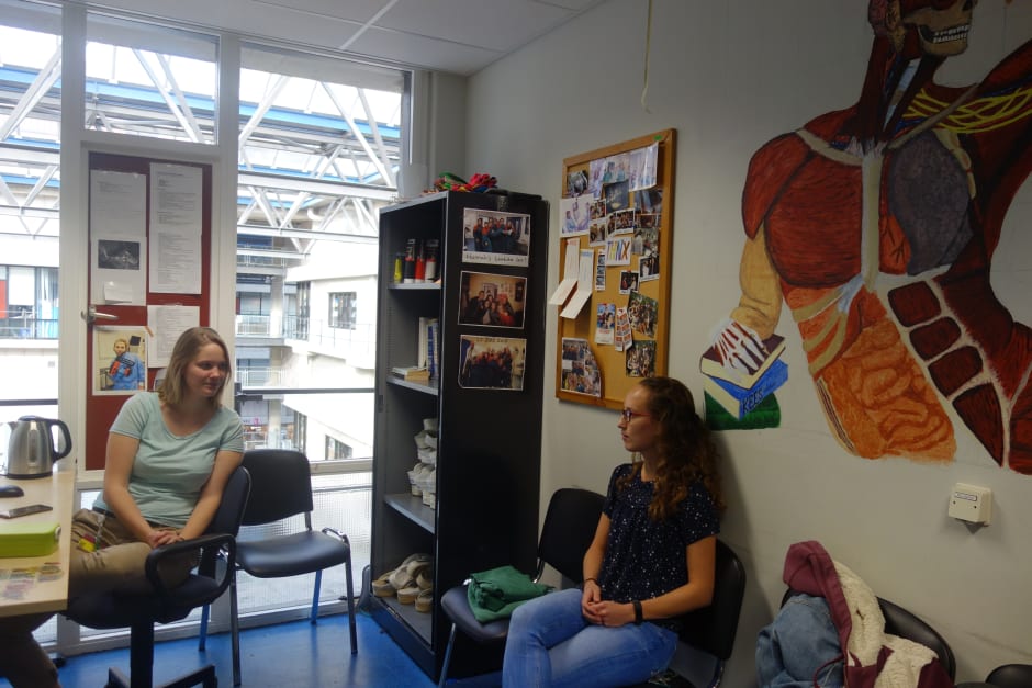 Lydia en collega in het assistentenkantoortje