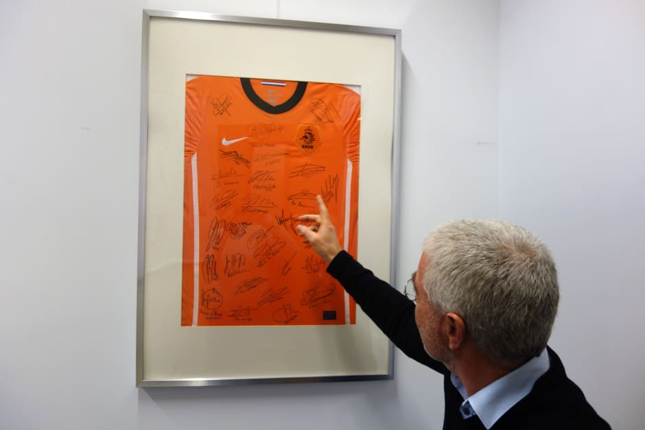 Van Uden bij het gesigneerde shirt 