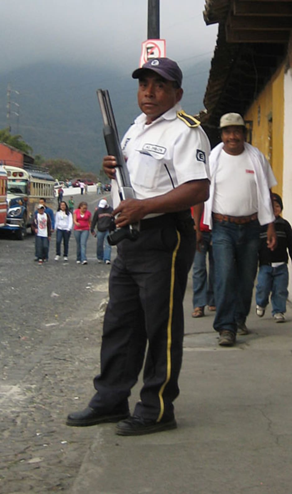 Een private beveiliger van een bank in Guatemala