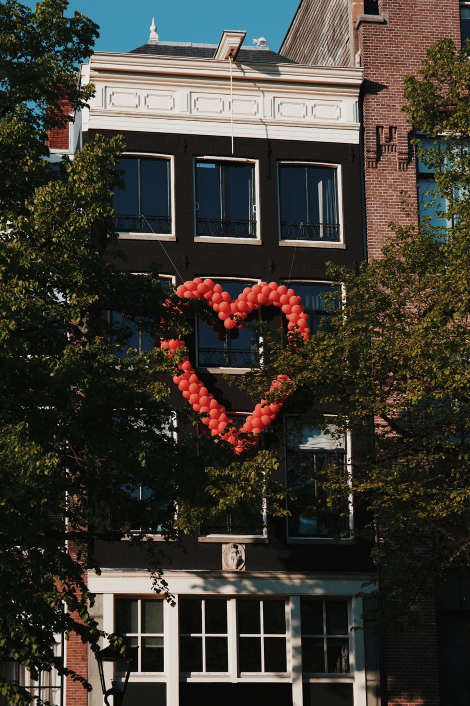 Een versierde woning in Amsterdam tijdens de coronacrisis