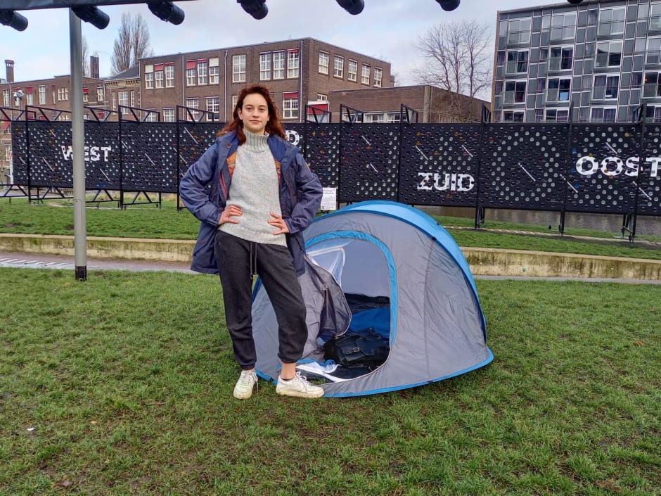 Student Luana Lenz bij haar tent: &lsquo;Ik blijf hier net zolang tot mijn eisen zijn ingewilligd, ook als ik hier tot kerst moet blijven slapen&rsquo;