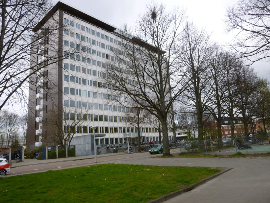 Het oude Elsevier-gebouw, met daarin de studentenappartementen