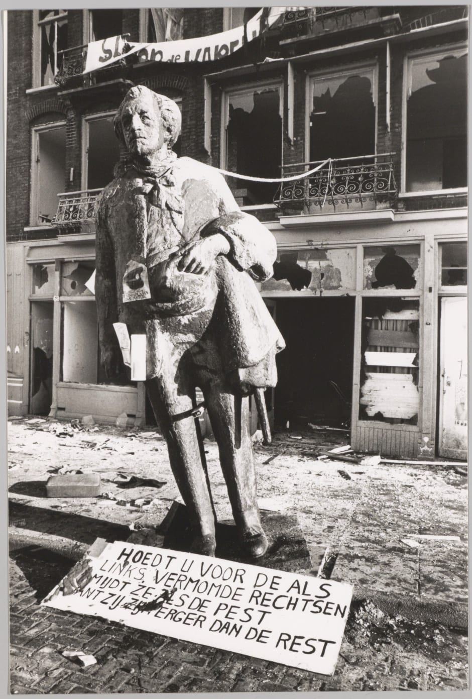 Het beeld van wethouder Wibaut werd op 13 januari 1982 tijdens de krakersrellen van zijn sokkel getrokken en naar het krakerspand 'De Blaaskop' gesleept