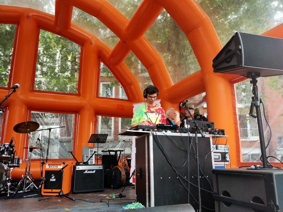 DJ Sounda (Emile Cromme) bereidt zich voor op zijn set