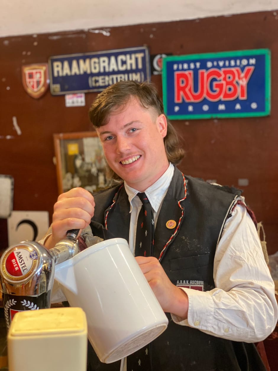 Ascrum-voorzitter Sven Mulder vult een kannetje voor de vrouwen