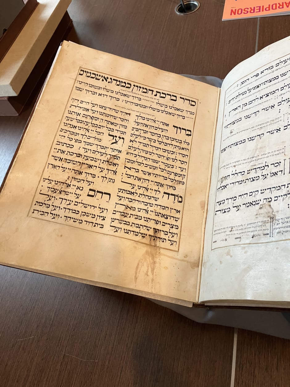 De wijn- en eetvlekken zijn nog zichtbaar in het perkament.