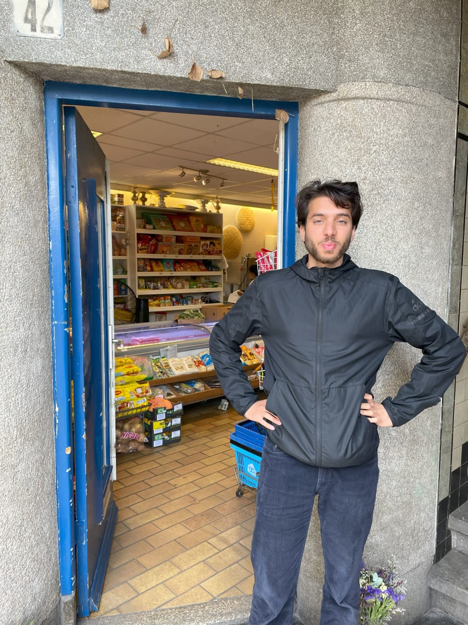 Kirti Singh bij de noord-Indiase supermarkt Himalaya, waar hij zijn boodschappen doet