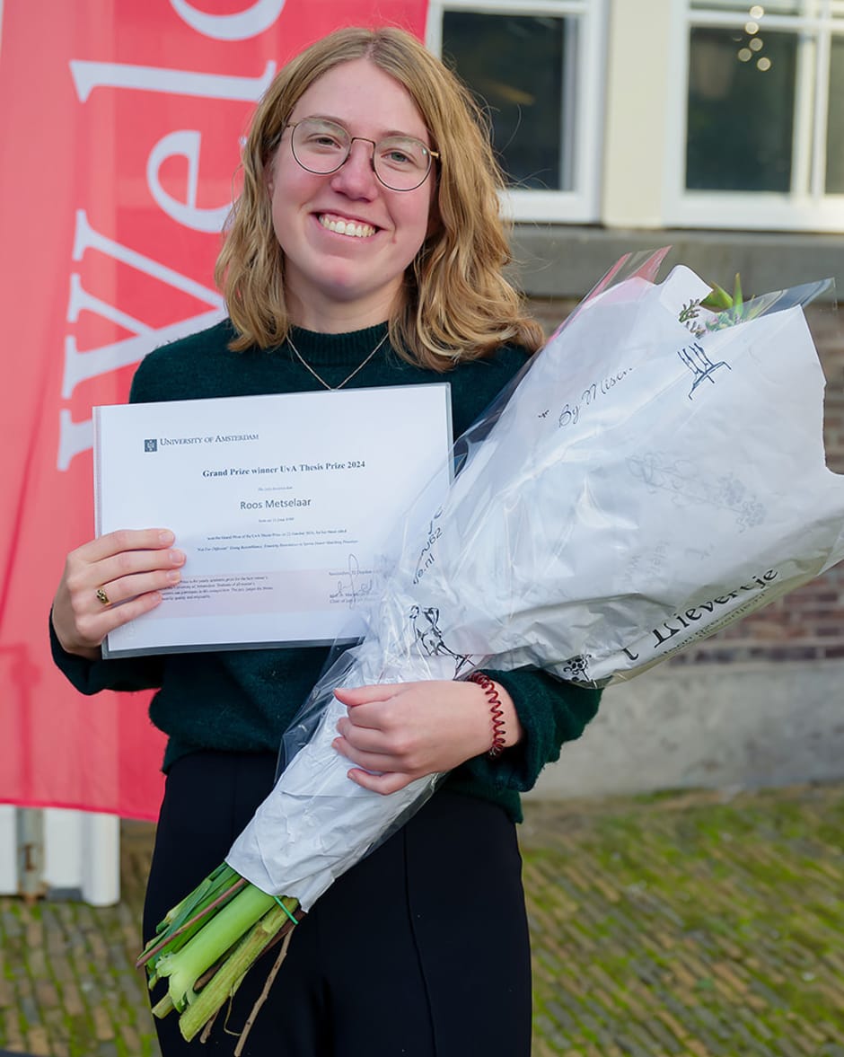 Roos Metselaar at the presentation of the UvA thesis prize