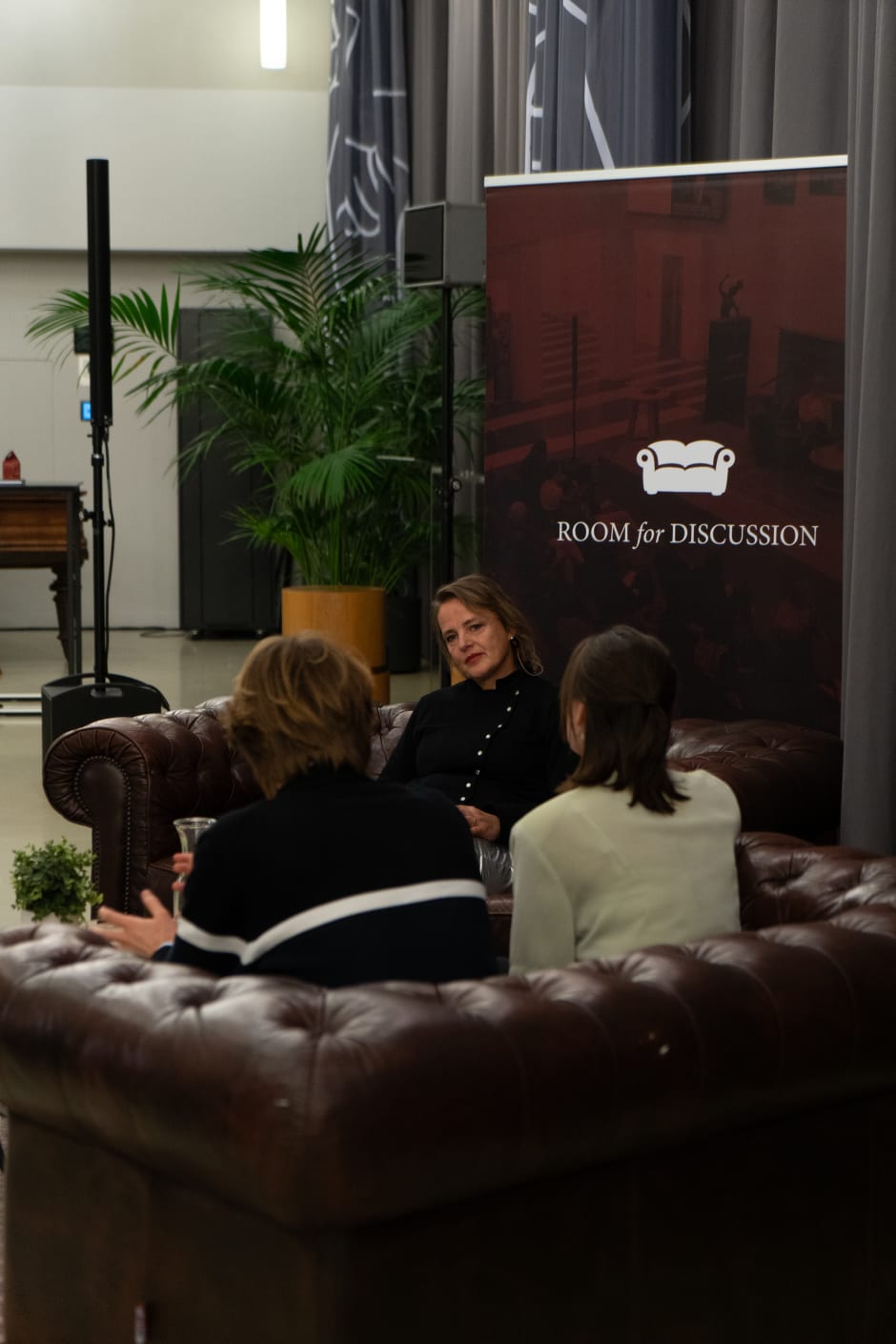 Collegevoorzitter Edith Hooge bij Room for Discussion