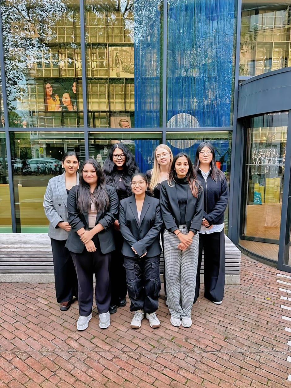 Suhani Acharya (midden voor) & Scarlet Thant Thiri Kyaw (achterste rij, tweede van links)