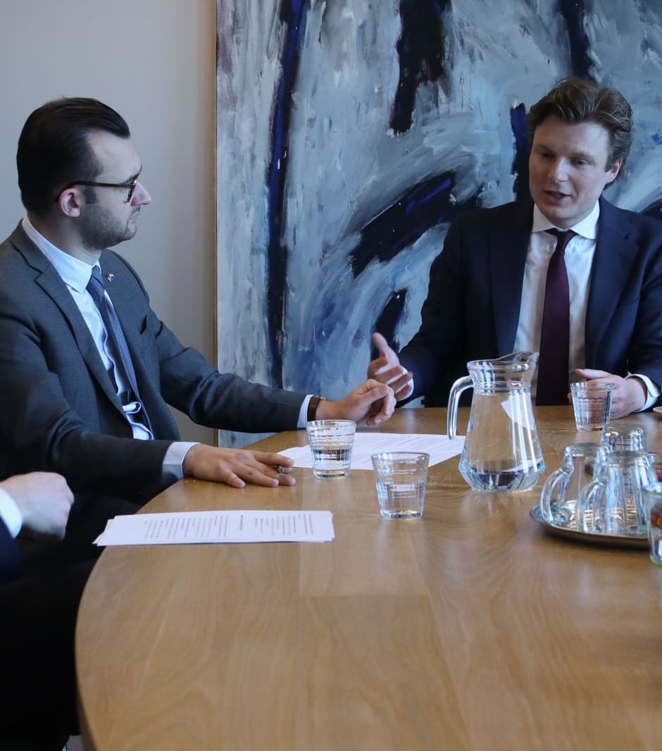 Sean Cotter-Lem (links) in gesprek met minster Brekelmans (rechts) in besloten setting