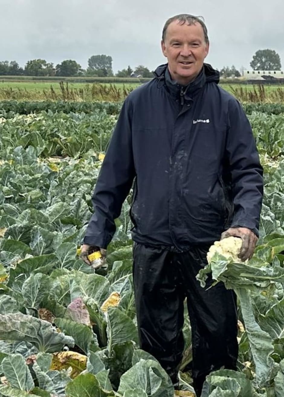 Erik Cammeraat in een veld met bloemkolen in Noord-Holland