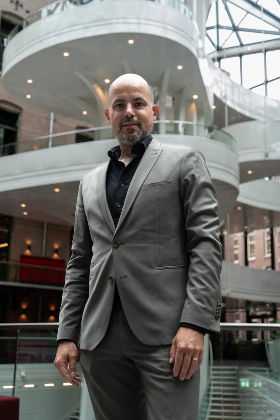 Carlos Reijnen in het atrium van de UB
