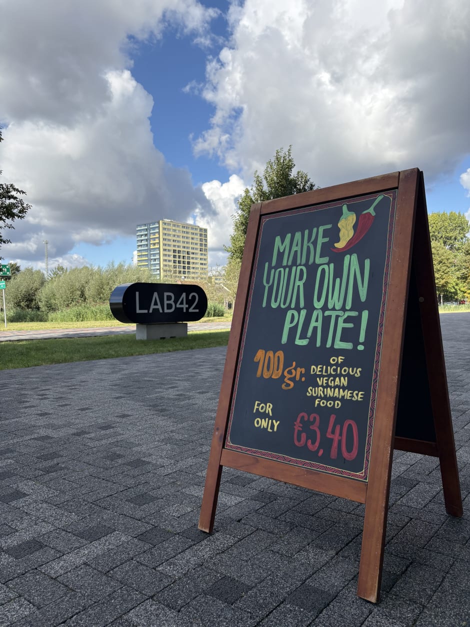 Stoepbord voor The Old Soul met de hogere prijs voor de lunch begin deze week. 