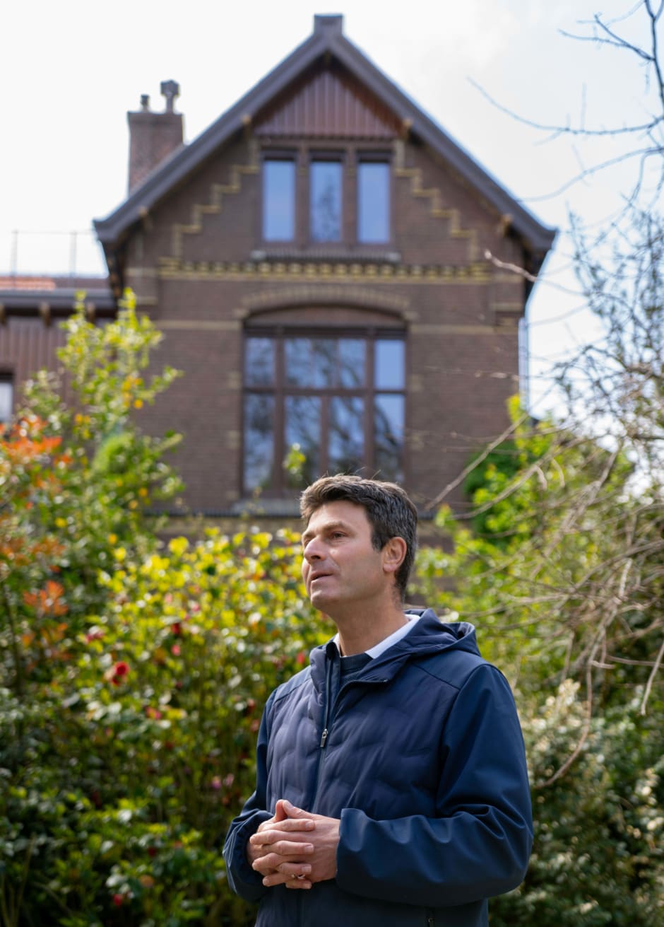 Willem Frankenhuis in front of the house he grew up in