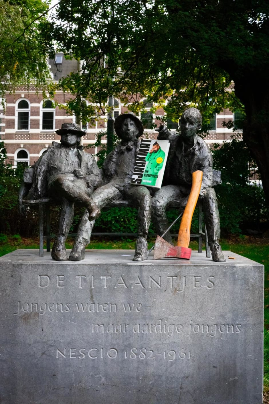 Het boek bij het beeld van De Titaantjes.