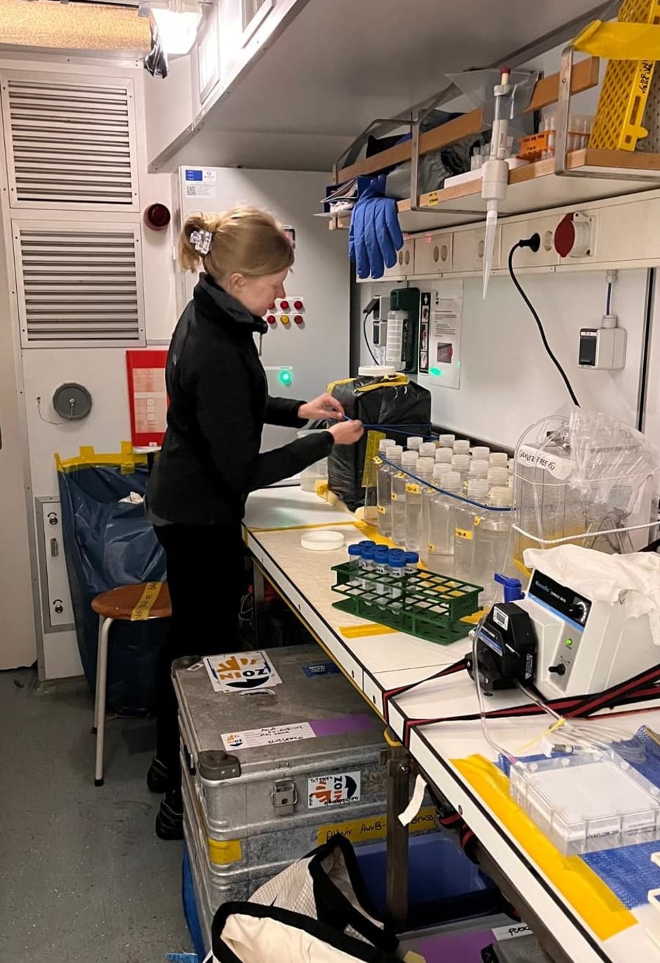 Masterstudent Amelie Wittig bereidt een experiment voor in het laboratorium aan boord.