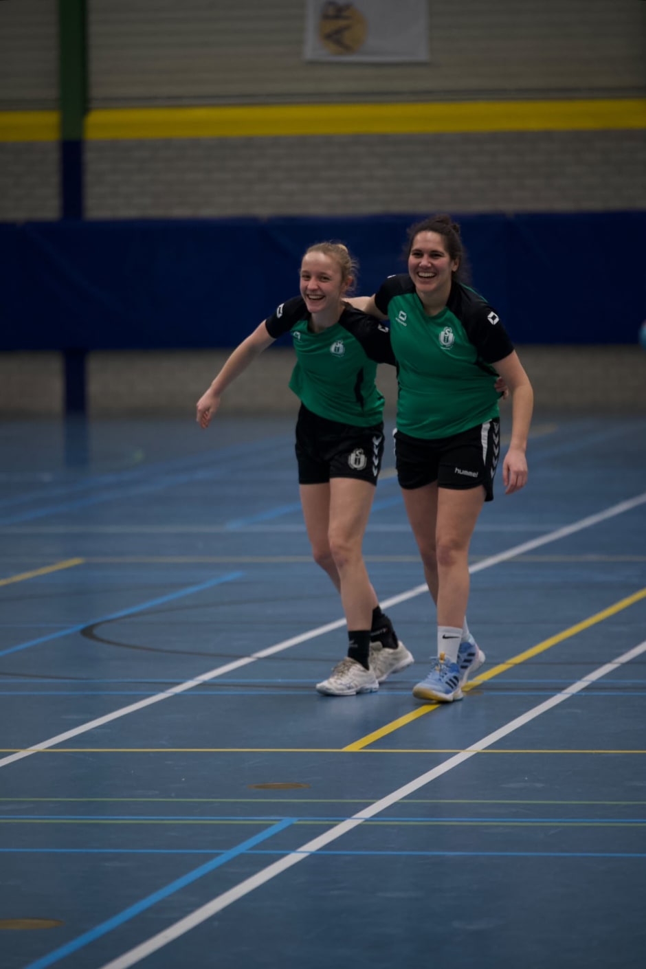 Marinde (links) samen met haar vriendin Caroline (rechts)
