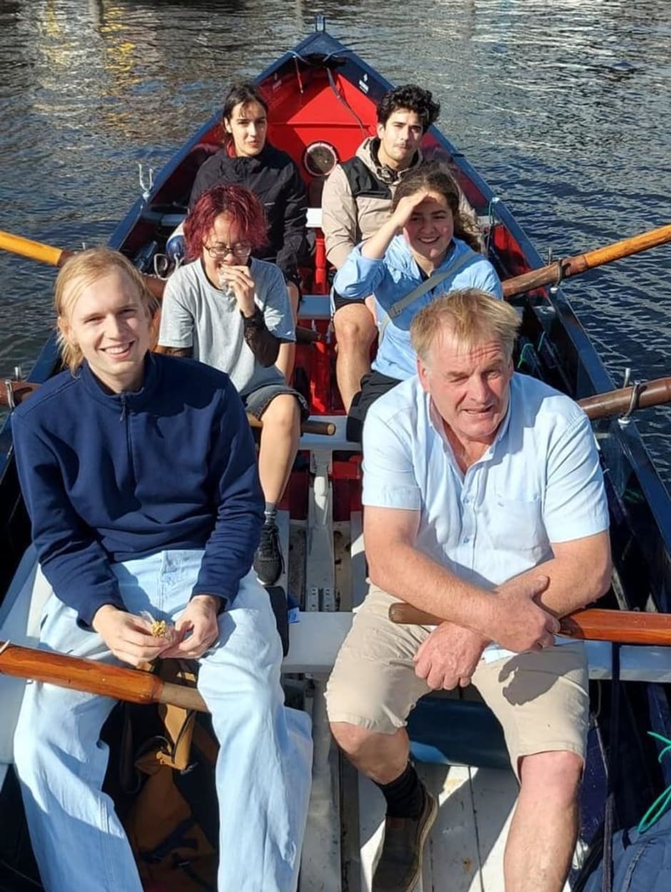 Tobit Kayser (linksvoor) in de boot die vanaf de lente op de Roeterseilandcampus komt te liggen. 