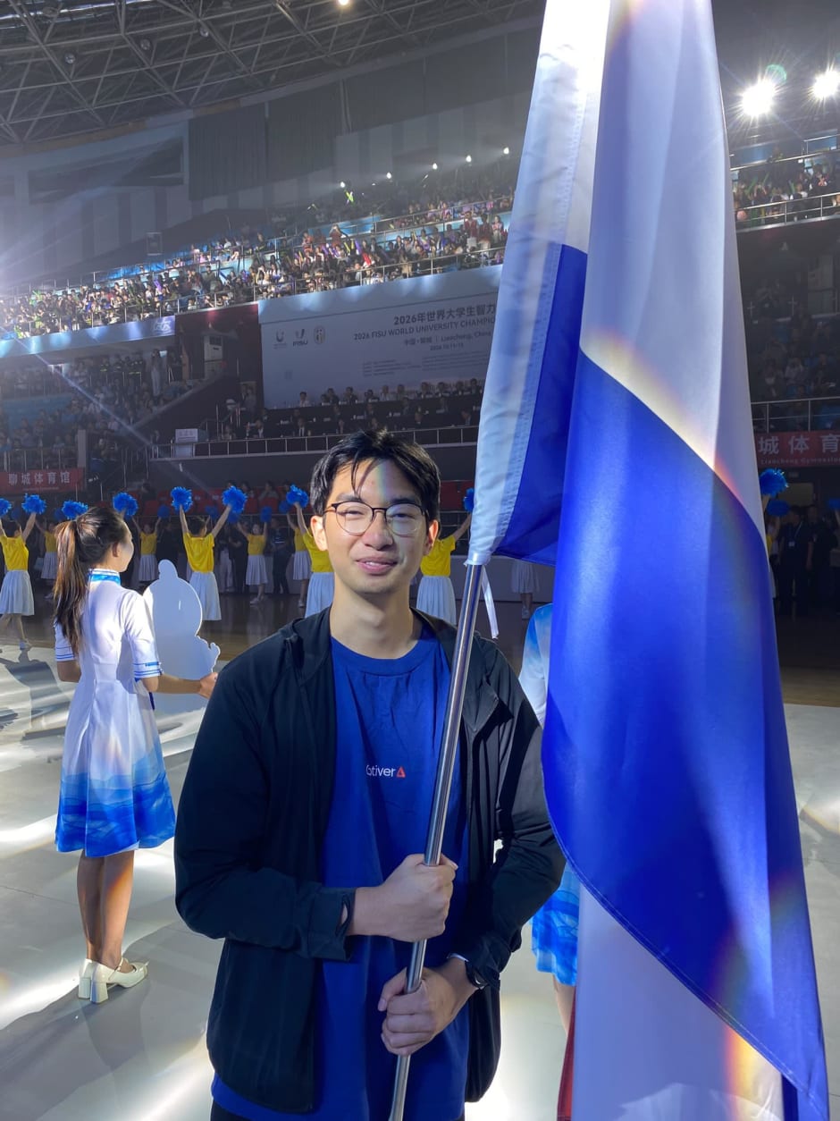 Khoi Pham met de Nederlandse vlag in China