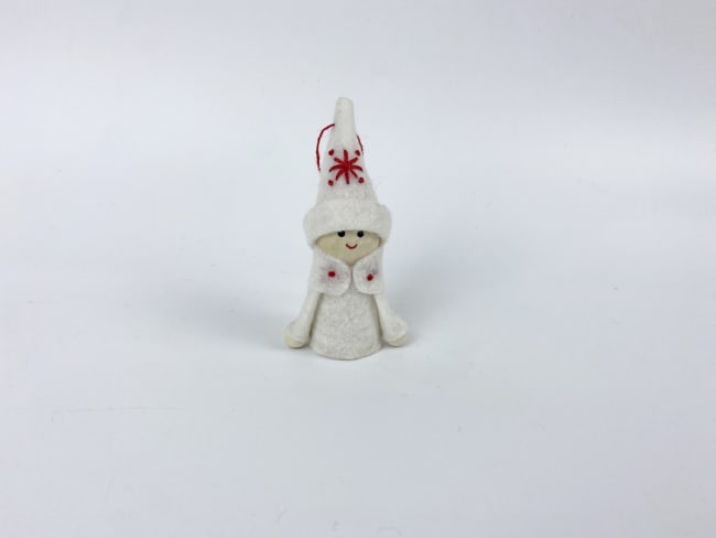 Nissegutt hvit m/snøkrystall på lue 8 cm
