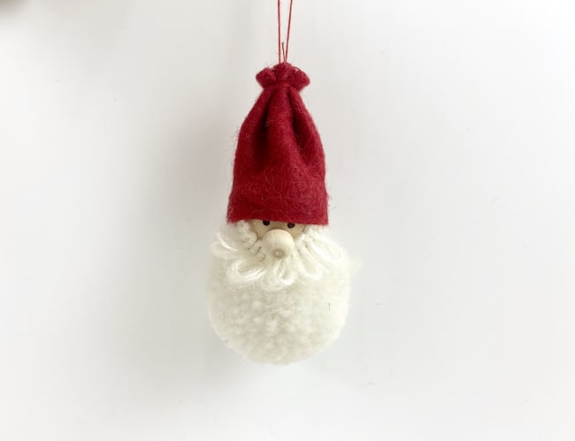 Hengepynt nisse rund hvit m/rød lue 8 cm