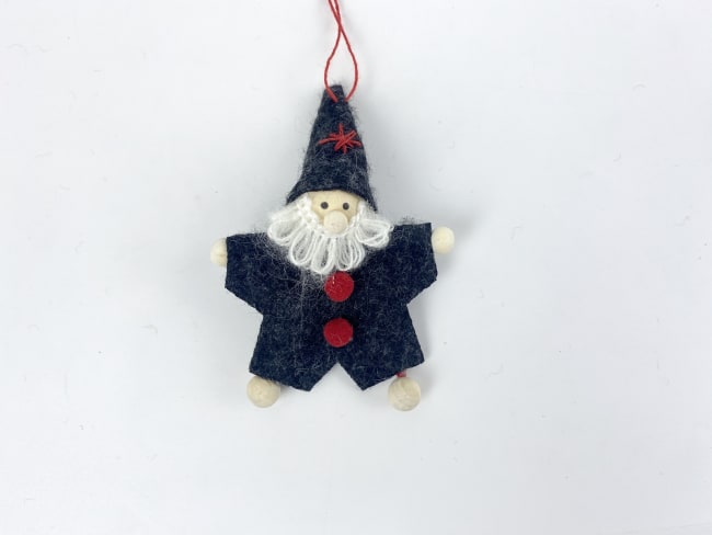 Hengepynt nisse svart m/dusker og stjerne på lue 9 cm