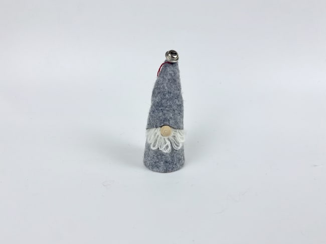 Nisse grå med bjelle på luen 8,5 cm