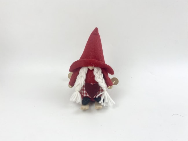 Nissekona rød m/rød hat rutete forkle 15 cm